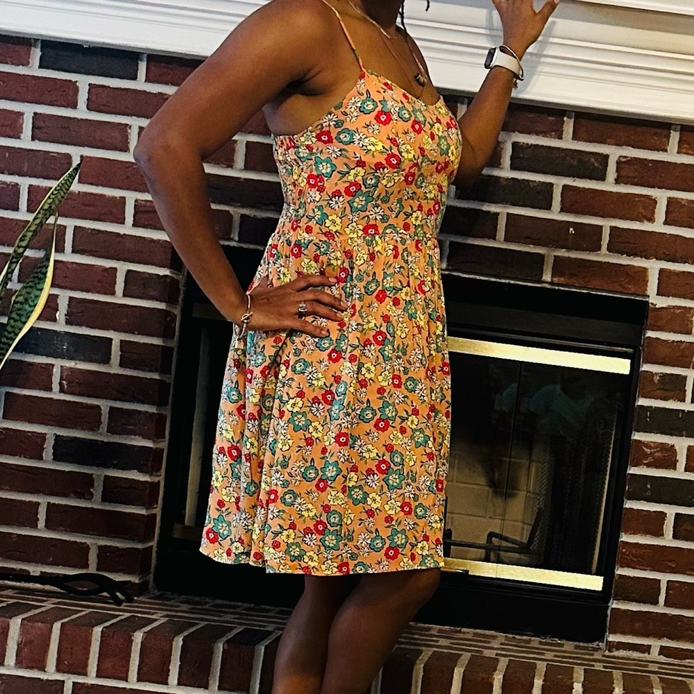 LOVE J FLORAL DRESS SIZE MED KNEE LENGTH NON LINING SLEEVELESS STRETCHY